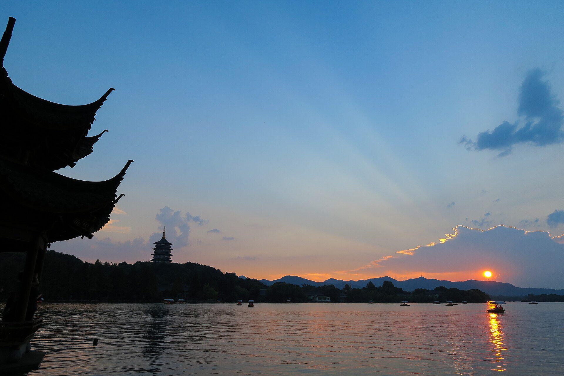 West Lake and Leifeng Pagoda at dusk