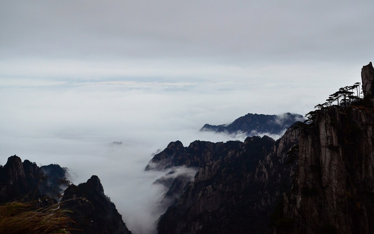 Huangshan sea of clouds at dawn (Anhui, China)